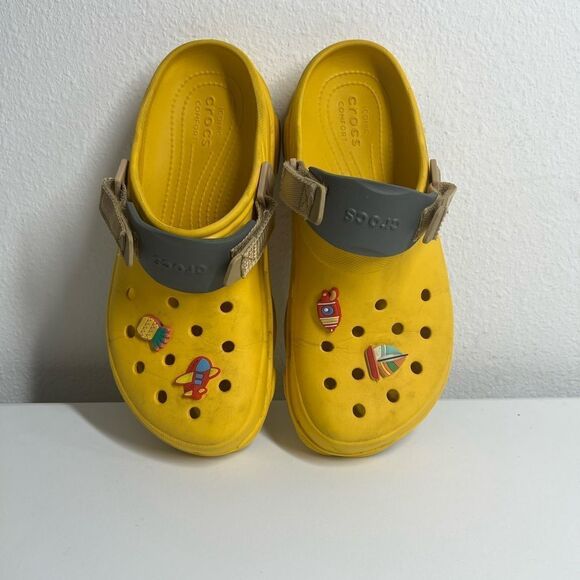 Classic Crocs Comfort With Charms Yellow Size 8 - Picture 3 of 9